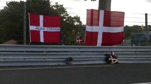 Bandiere danesi a Tetre Rouge. RIP Allan